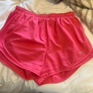 Size M Nike Tempi Short Hot Pink